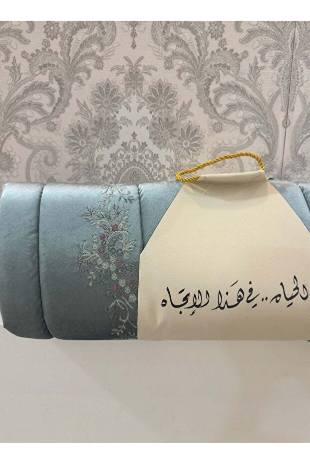 سجادة صلاة مطرزة مبطنة