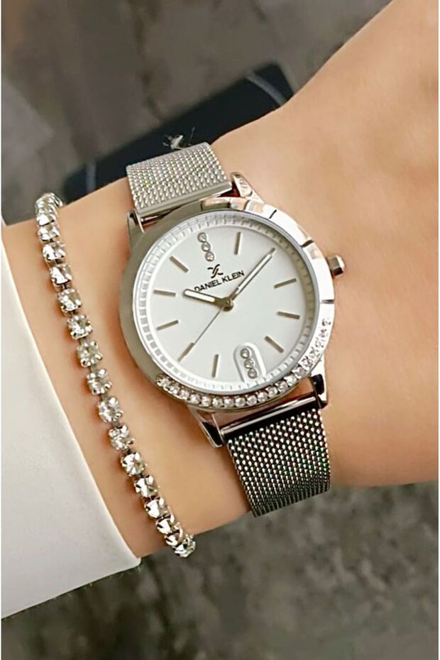 Metallic Steel Bracelet 3 Atm Water Resistant Women's Wristwatch