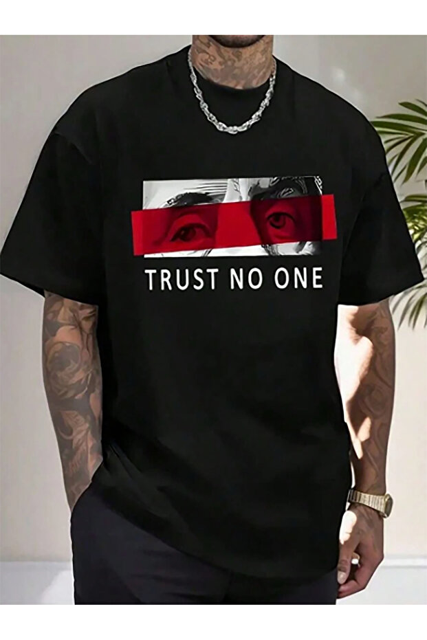 تي شيرت مطبوع عليه عبارة TRUST NO ONE بأكمام قصيرة ومقاس كبير