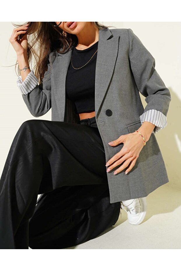 سترة بليزر مبطنة بالخطوط ومزودة بأزرار - 2