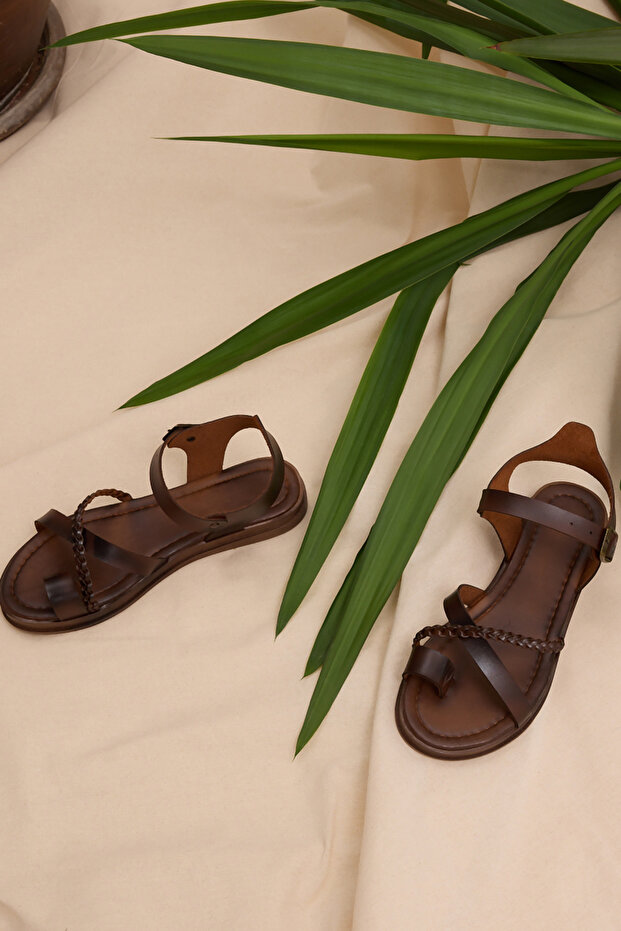 Women's Tan Thermo Sole Comfortable Cross-Strap Flip-Flop Sandals