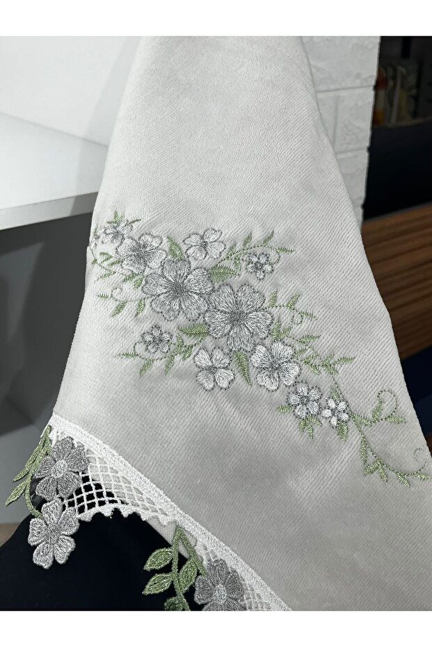 Velvet Embroidered Towel 50 X 90