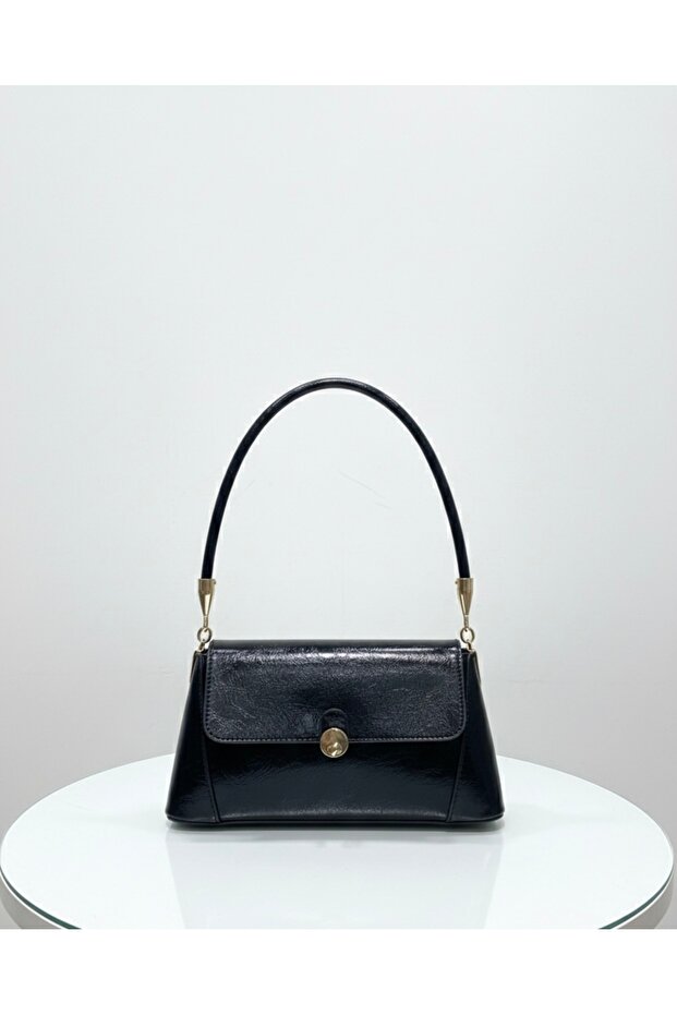 The Most Noble Gift on Valentine's Day: Red Tulip Model Black Wrinkled Leather