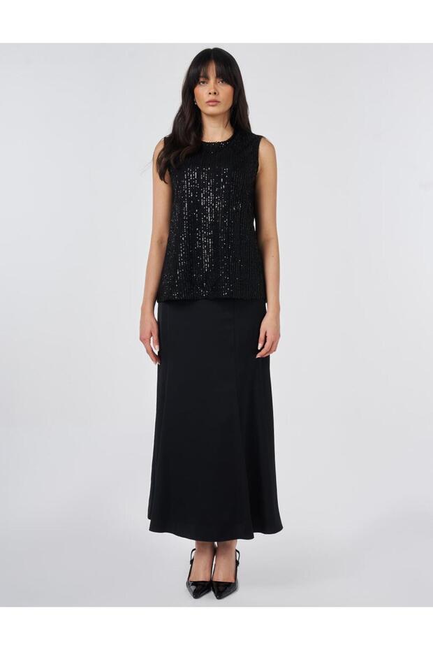 بلوزة مطرزة بالترتر برقبة دائرية باللون الأسود - 3