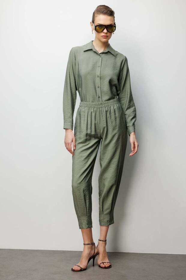 بنطلون رياضي بجيوب مخيطة على الأرجل - 1