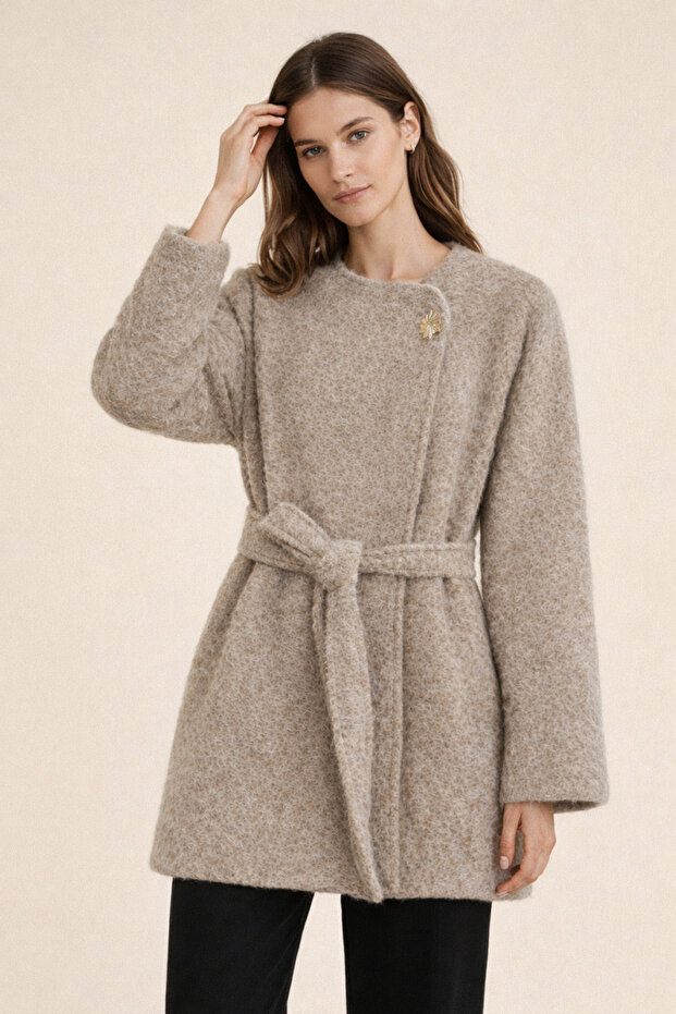 قبعة بزر واحد مبطنة وحزام وحافة مزينة - لون بيج - 2