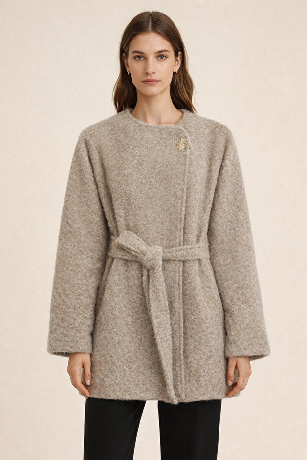 قبعة بزر واحد مبطنة وحزام وحافة مزينة - لون بيج - 1