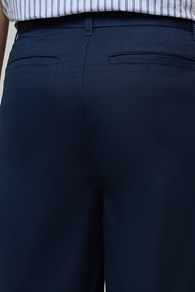 شورتات للأولاد باللون الأزرق الداكن سادة مع إغلاق بأزرار - 5