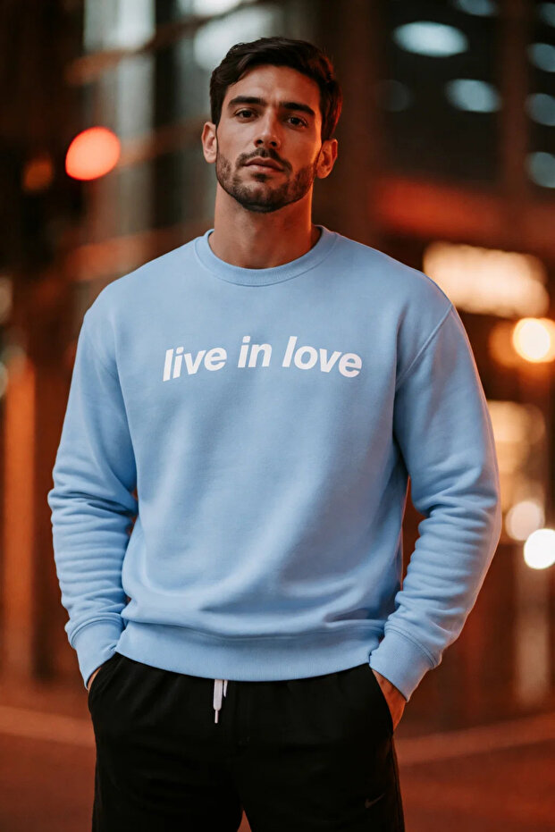 سويت شيرت رجالي مطبوع عليه Live In Love باللون الأزرق