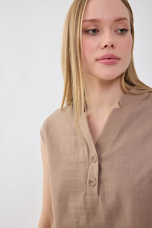 بلوزة من الكتان الفيسكون بياقة على شكل حرف V وأزرار أمامية - 6