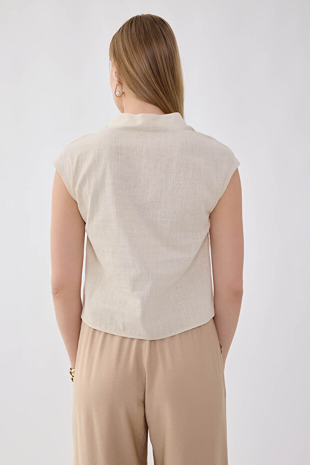 بلوزة من الكتان الفيسكون بياقة على شكل حرف V وأزرار أمامية - 4