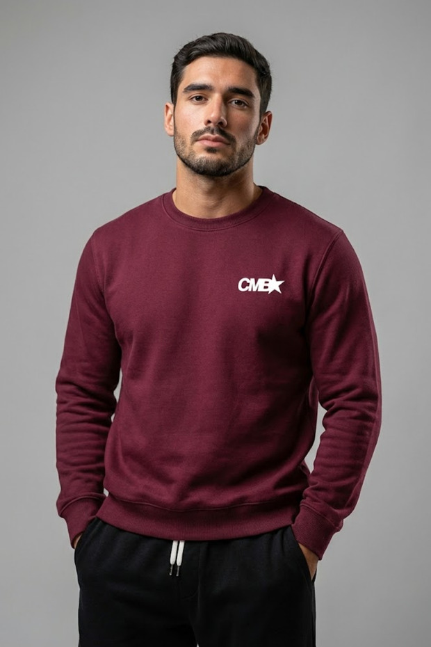 سويت شيرت رجالي باللون الأحمر الداكن مطبوع عليه CMB