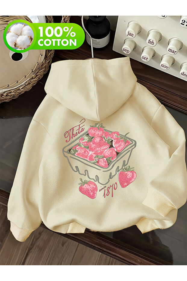 هودي أبيض كبير الحجم مطبوع عليه STRUBERRY