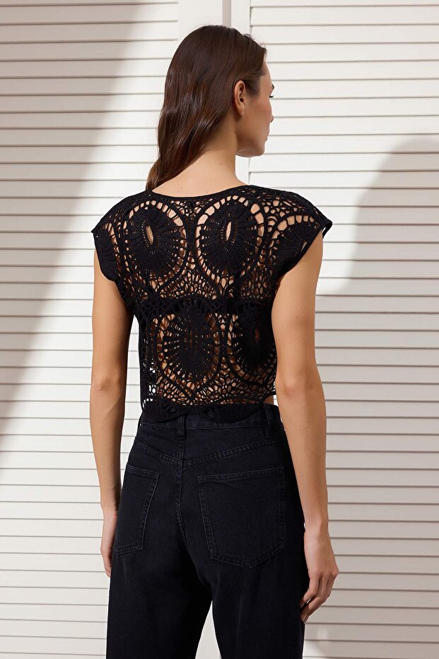 Siyah Kroşe Kolsuz Crop Triko Bluz TWOSS25BZ00592 - 4
