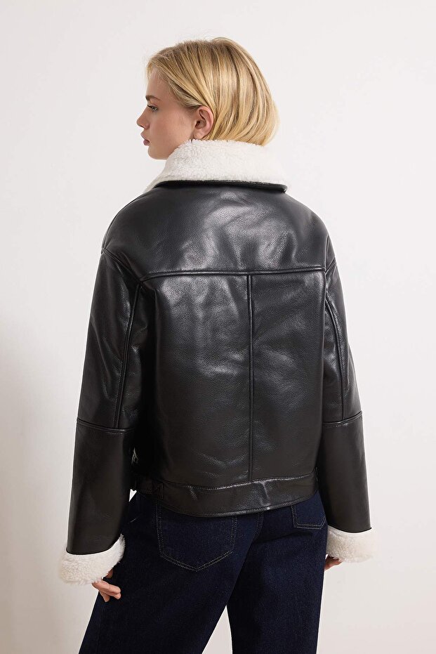 Siyah Oversize Kalıp Peluş Detaylı Suni Deri Biker Ceket Mont TWOAW25MO00001 - 4