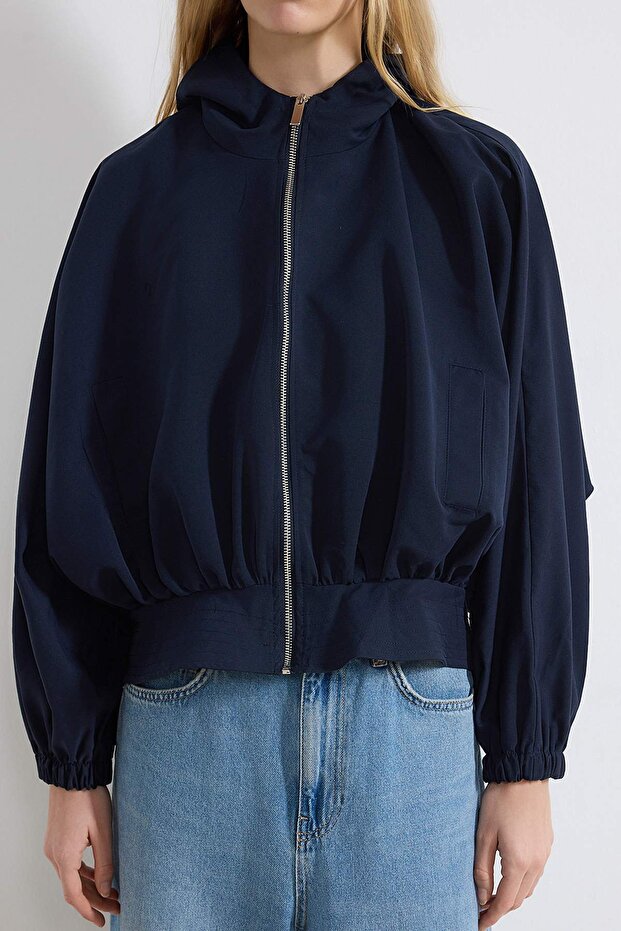 Lacivert Oversize Yazlık Kumaşlı Peplum Detaylı Kapüşonlu Yazlık Kumaşlı İnce Mont TWOSS26MO00002 - 4