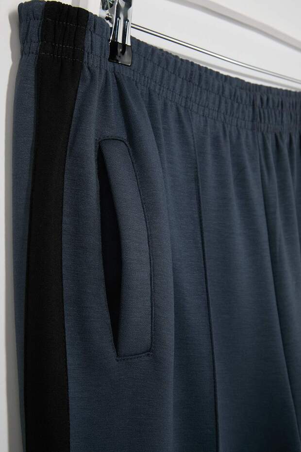 Antrasit Yan Şerit Detaylı Wide Leg/Geniş Paça Rahat Dökümlü Büyük Beden Eşofman Altı TBBSS26AJ00004 - 5