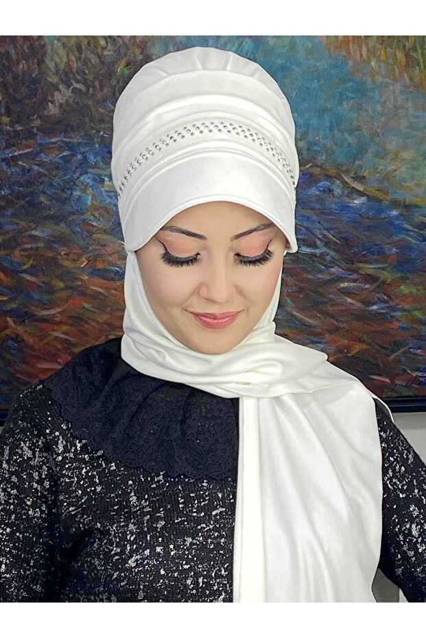 قبعة ربيعية بثلاثة صفوف من الأحجار البيضاء المربعة