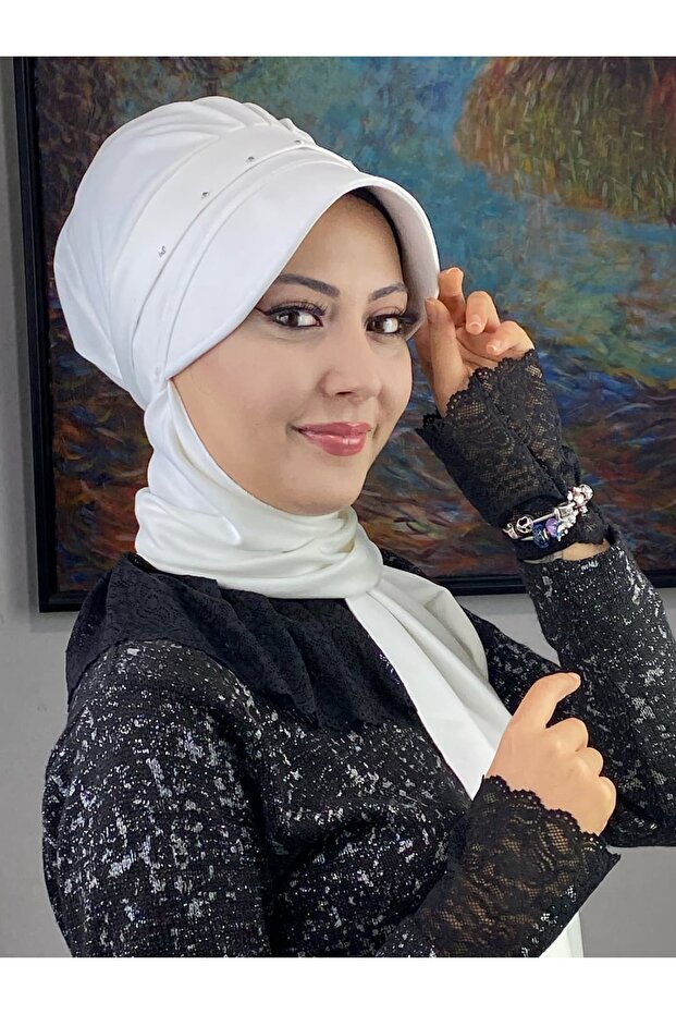 قبعة ربيعية مزينة بحجر مربع أبيض