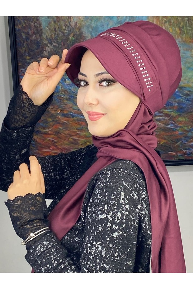 قبعة ربيعية بثلاثة صفوف من الأحجار البيضاء المربعة