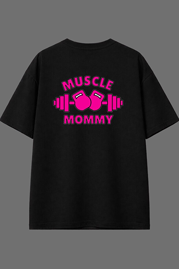 تي شيرت أسود كبير الحجم بتصميم Muscle Mommy مطبوع من الخلف