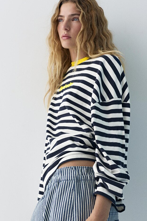 Kontrast işlemeli çizgili t-shirt - 5