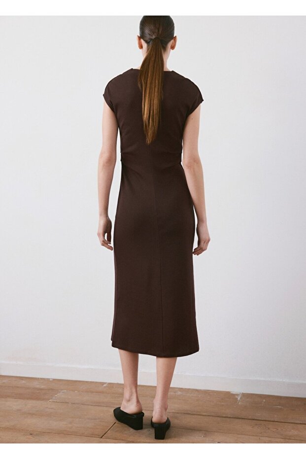 Drape detaylı midi elbise - 4