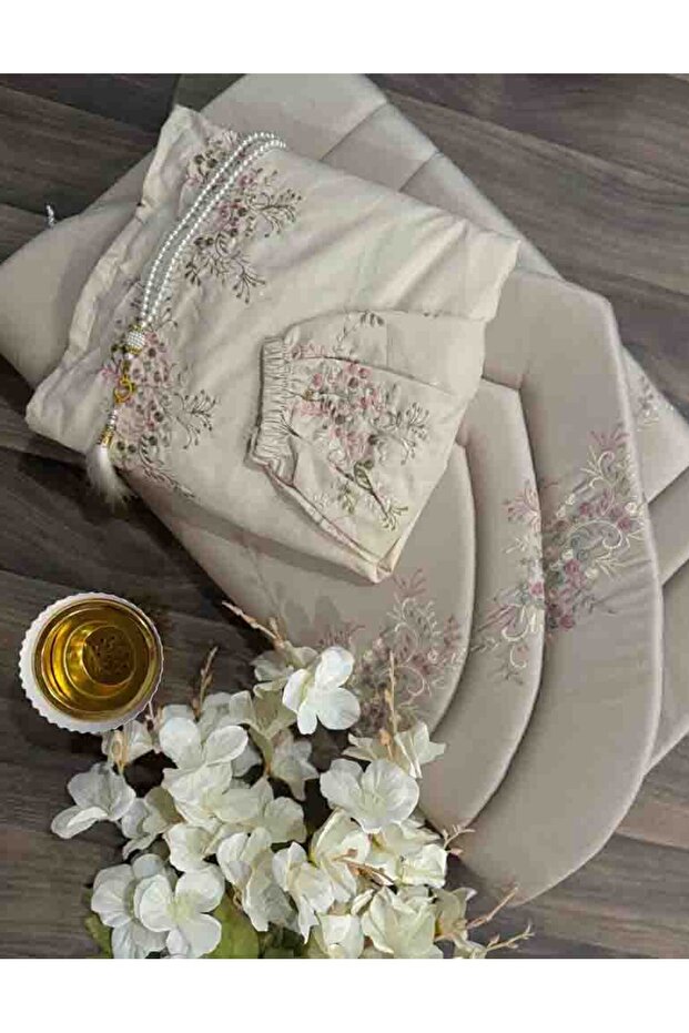 طقم صلاة مطرز مبطن باللون البيج.