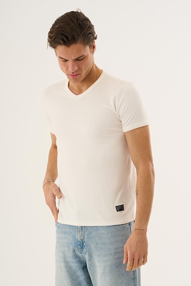تي شيرت أساسي برقبة على شكل حرف V - 3