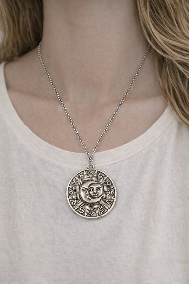 Round Metal Necklace with Sun and Moon Face Figures – Chain Design Necklace