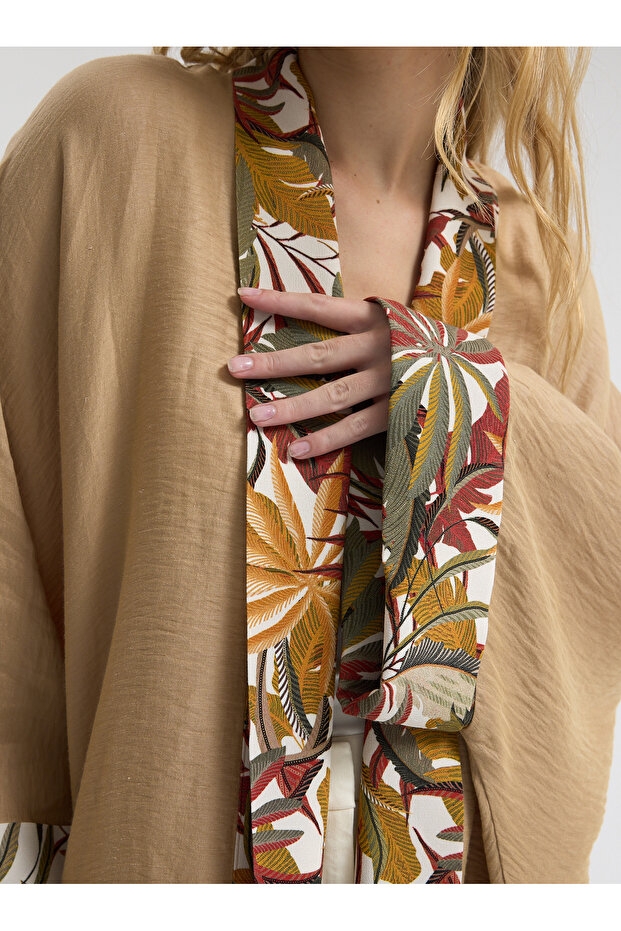 عباءة بيج بنقشة أوراق الشجر - 3