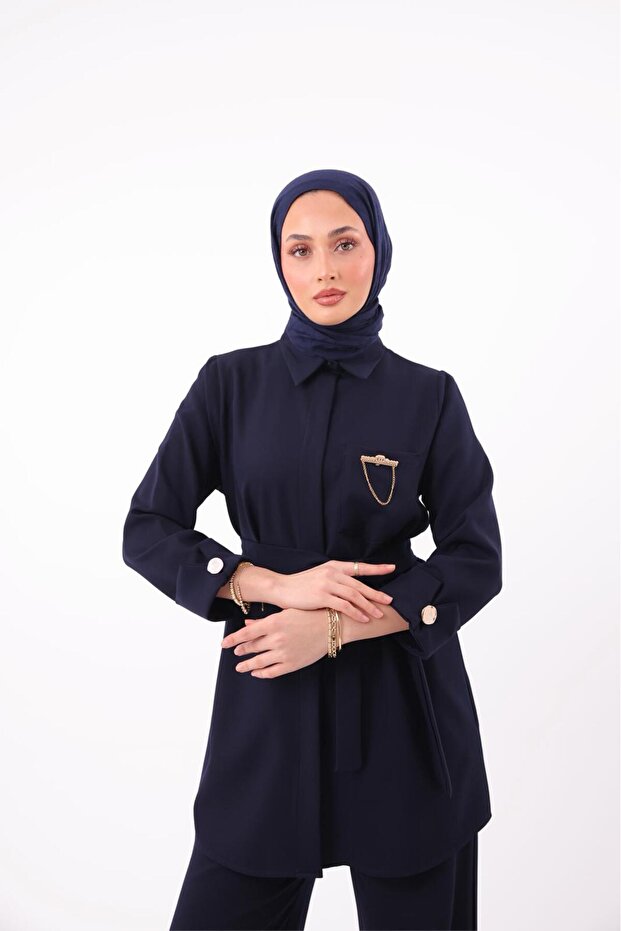 طقم بنطلون وتونيك من الكريب المزدوج مع بروش