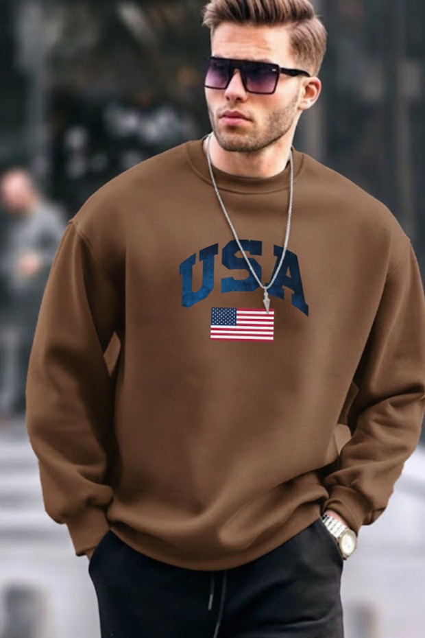 سويت شيرت رجالي مريح باللون البني مطبوع عليه USA