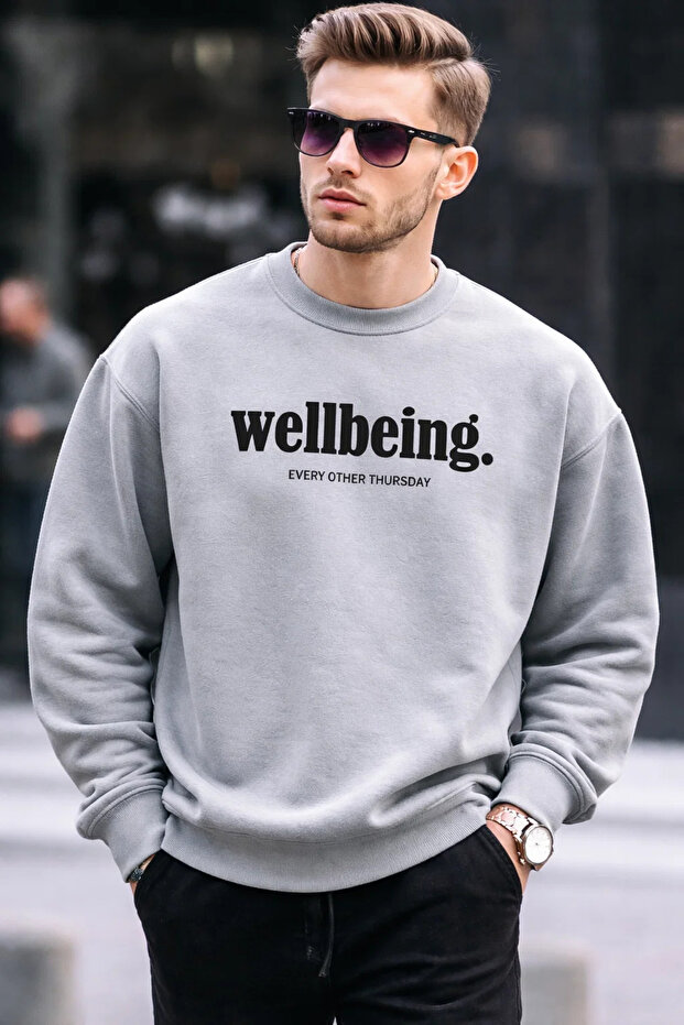 سويت شيرت رمادي مطبوع للرجال من Wellbeing