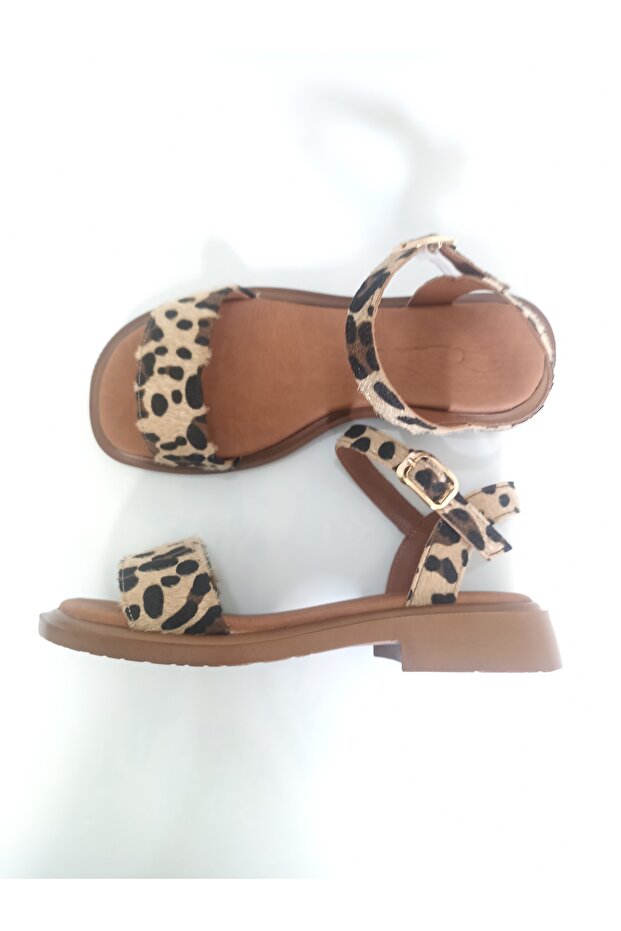 صندل من نوع تيك بانت بتصميم الفهد والريش - 1