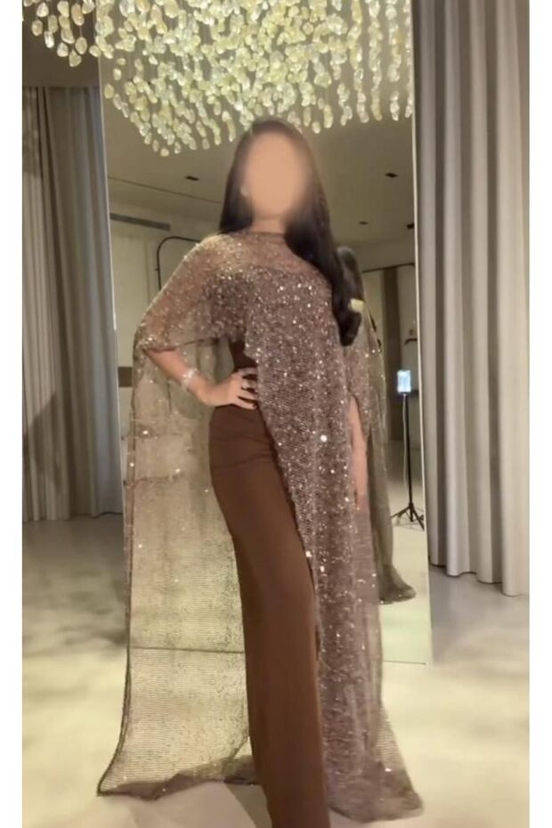 جمبسوت بني مع شال شبكي