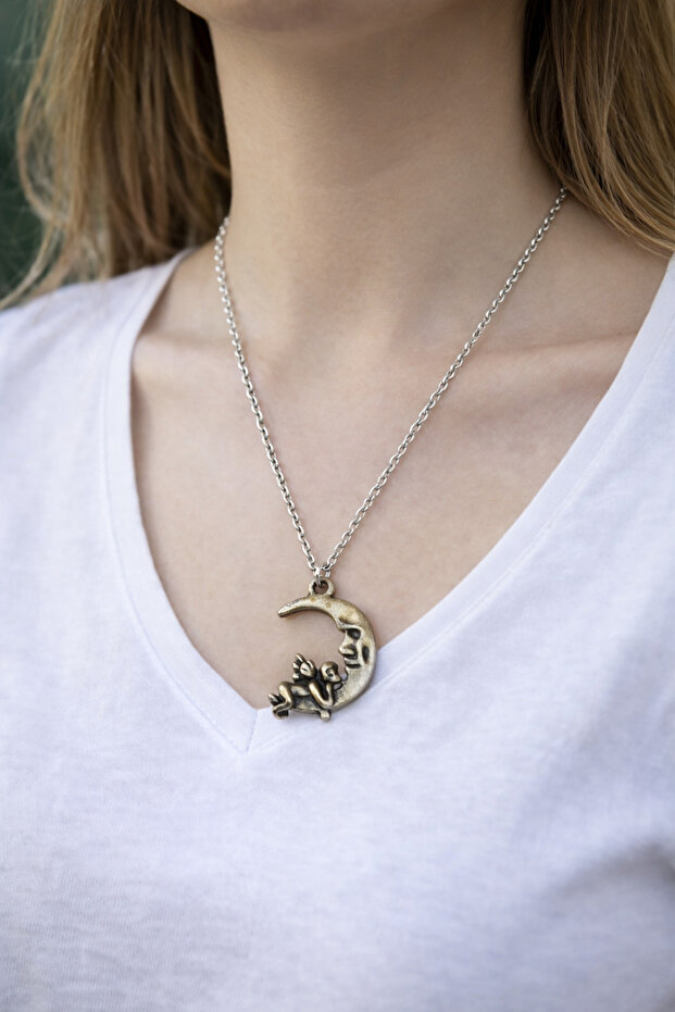 Moon Shaped Metal Necklace with Detailed Figure – Chain Design