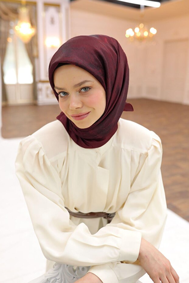 وشاح لامع منقوش - 8647 - أحمر كلاريت أسود