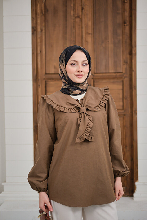 قميص نسائي أساسي ذو ياقة مكشكشة باللون البني