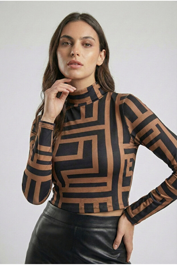 بلوزة نسائية قصيرة منقوشة بنصف ياقة دائرية باللونين الجملي والأسود NJ75