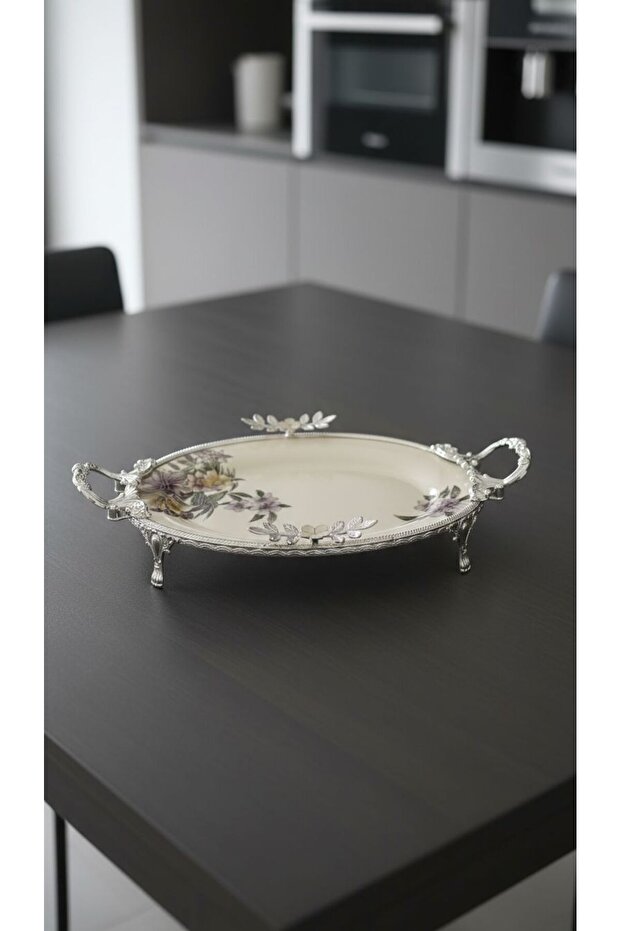 Elegant cake and dessert stand for a luxurious presentation - 1