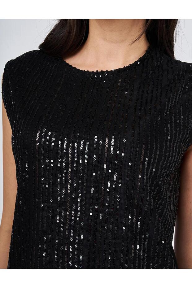 بلوزة مطرزة بالترتر برقبة دائرية باللون الأسود - 7