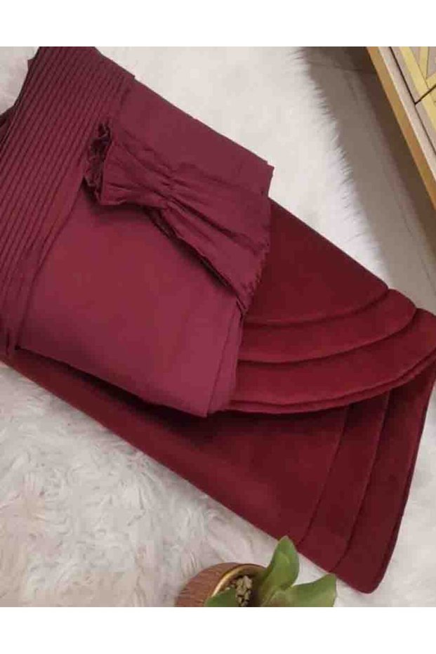 طقم صلاة مخملي بلون عنابي.