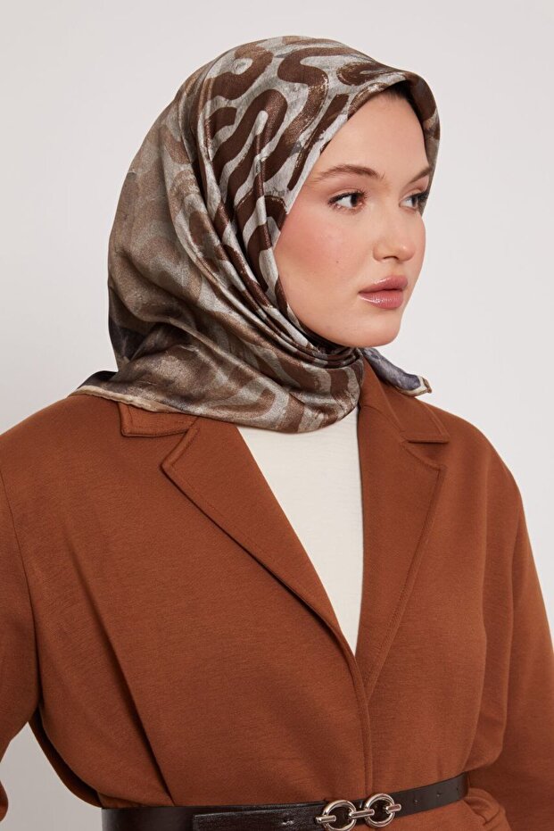 وشاح كريستالي لامع بنمط مخطط تجريدي متدرج اللون - 1