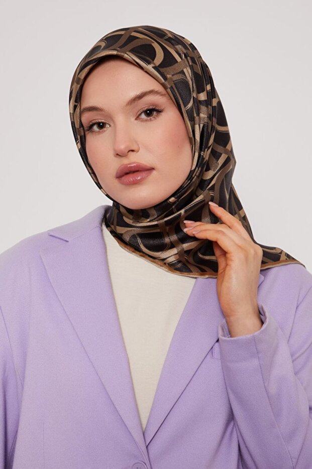 وشاح كريستالي لامع بنمط رياضي مخطط بخطوط هندسية
