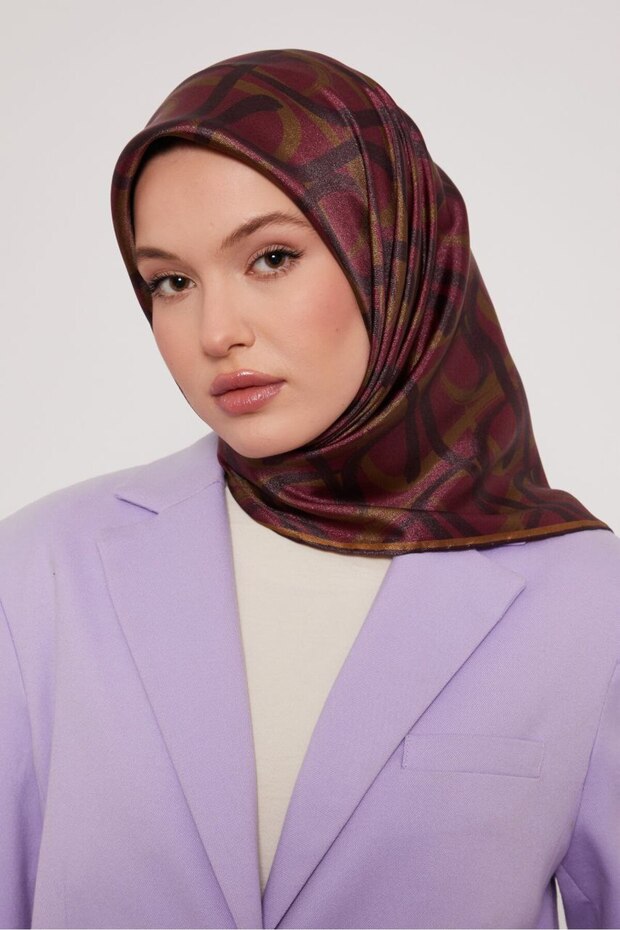 وشاح كريستالي لامع بنمط رياضي مخطط بخطوط هندسية