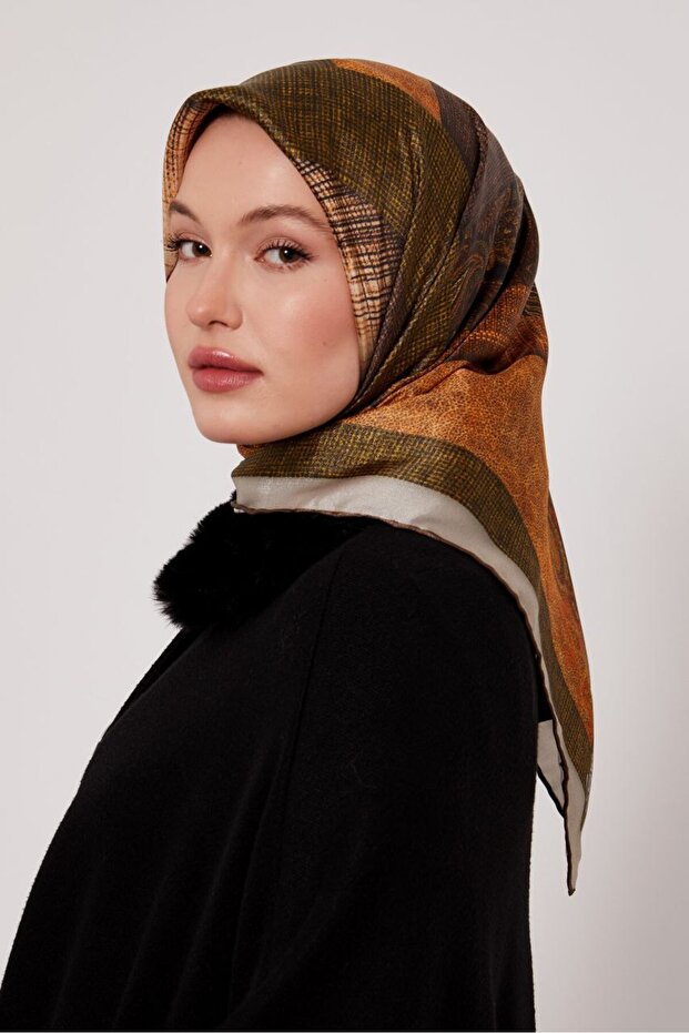 وشاح كريستالي لامع بنمط مخطط كلاسيكي