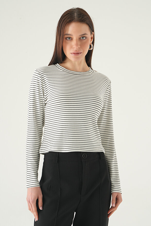 8375A قميص بياقة دائرية مخطط باللون الأبيض - 6