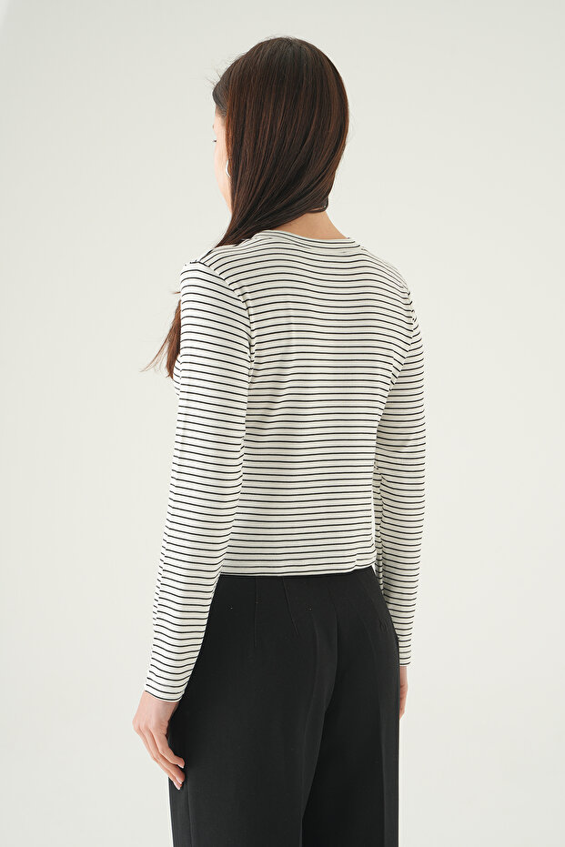 8375A قميص بياقة دائرية مخطط باللون الأبيض - 5