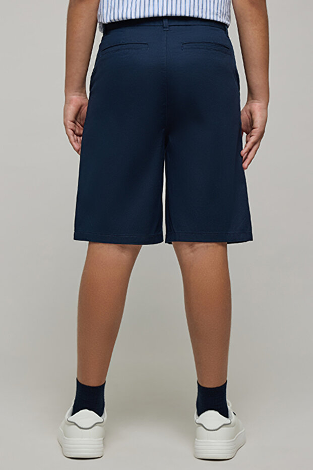 شورتات للأولاد باللون الأزرق الداكن سادة مع إغلاق بأزرار - 2